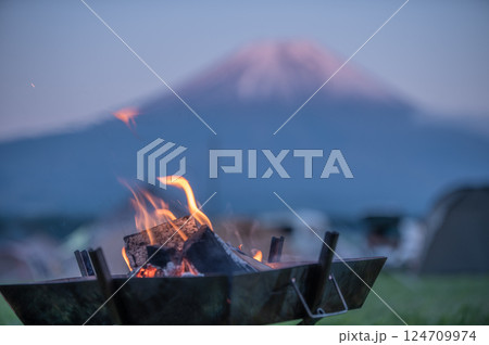 キャンプ場での焚き火 124709974