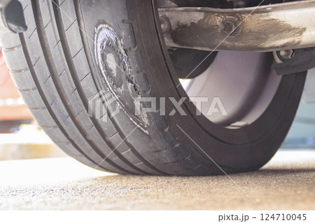 パンク仕掛けたタイヤを履く車 124710045
