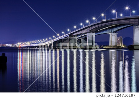 琵琶湖大橋の夜景と水面に映る光(大津市側より) 琵琶湖大橋の夜景と水面に映る光(大津市側より) 124710197
