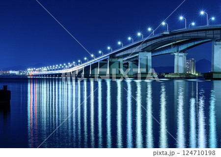 琵琶湖大橋の夜景と水面に映る光(大津市側より) 琵琶湖大橋の夜景と水面に映る光(大津市側より) 124710198