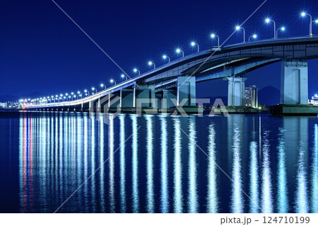 琵琶湖大橋の夜景と水面に映る光（大津市側より） 124710199