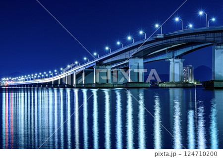 琵琶湖大橋の夜景と水面に映る光(大津市側より) 琵琶湖大橋の夜景と水面に映る光(大津市側より) 124710200