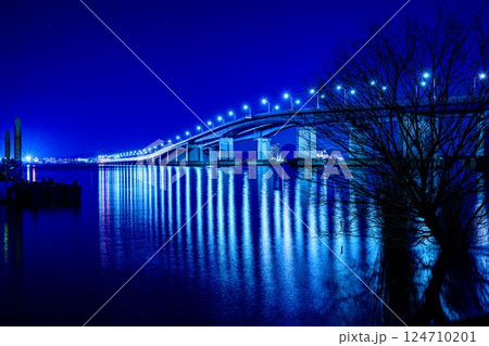 琵琶湖大橋の夜景と水面に映る光(大津市側より) 琵琶湖大橋の夜景と水面に映る光(大津市側より) 124710201