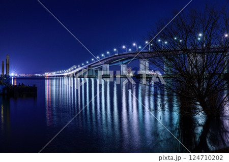 琵琶湖大橋の夜景と水面に映る光(大津市側より) 琵琶湖大橋の夜景と水面に映る光(大津市側より) 124710202