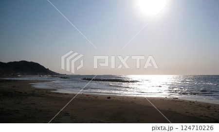 海岸沿いの道路から見える海と太陽 海岸沿いの道路から見える海と太陽 124710226
