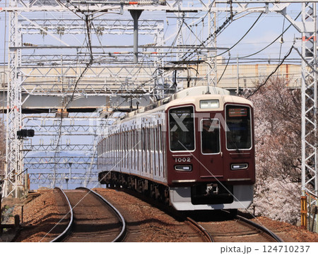 阪急 十三駅に接近する1000系電車 阪急 十三駅に接近する1000系電車 124710237