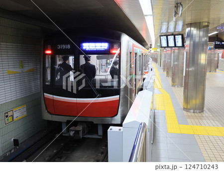 大阪メトロ　御堂筋線なかもず駅の30000系電車 124710243