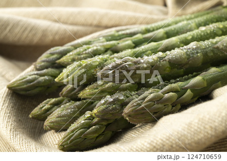 新鮮で美味しいアスパラガス 124710659