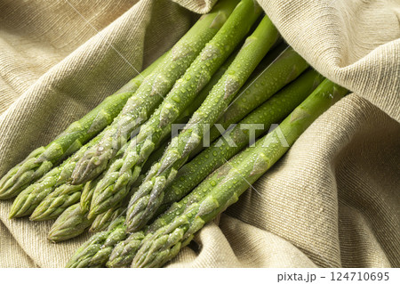 新鮮で美味しいアスパラガス 新鮮で美味しいアスパラガス 124710695