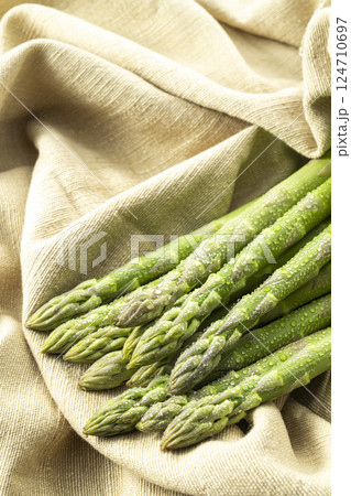 新鮮で美味しいアスパラガス 124710697