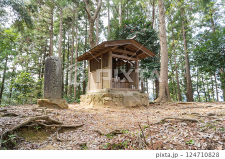 八王子城山の山頂にある神社(高尾山北尾根) 八王子城山の山頂にある神社(高尾山北尾根) 124710828
