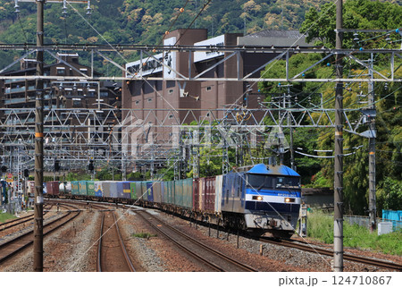 東海道本線　山崎駅付近を走るEF210牽引の貨物列車 124710867