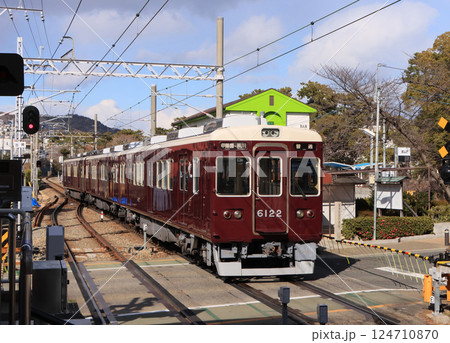 阪急甲陽線 苦楽園口駅に着く6000系電車 阪急甲陽線 苦楽園口駅に着く6000系電車 124710870