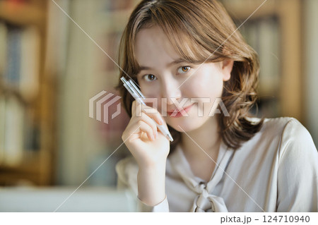 オフィスで働く若い女性 124710940