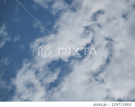 空に浮かぶ雲を見ていると何かに見えてくるよね 空に浮かぶ雲を見ていると何かに見えてくるよね 124711062