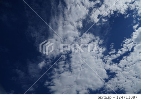 空に浮かぶ雲を見ていると何かに見えてくるよね 124711097