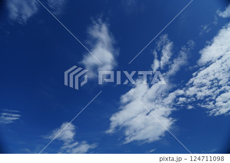 空に浮かぶ雲を見ていると何かに見えてくるよね 空に浮かぶ雲を見ていると何かに見えてくるよね 124711098