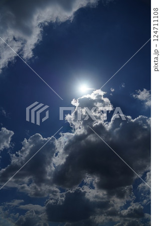 空に浮かぶ雲を見ていると何かに見えてくるよね 空に浮かぶ雲を見ていると何かに見えてくるよね 124711108