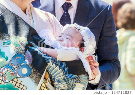 お宮参りの赤ちゃん　アップ 124711827
