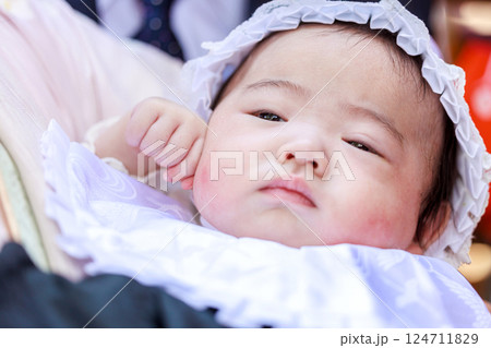 お宮参りの赤ちゃん　アップ 124711829