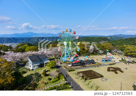 展望台から見る城山公園と霧島連山 春 桜の頃 展望台から見る城山公園と霧島連山 春 桜の頃 124712563