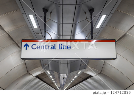 Subway sign pointing to Central Line in curved tunnel of London Tube 124712859