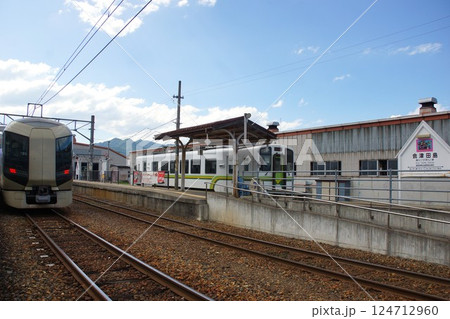 会津鉄道の風景 会津田島駅(リバティ会津とレールバス気動車) 会津鉄道の風景 会津田島駅(リバティ会津とレールバス気動車) 124712960