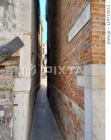 イタリア　ヴェネツィア　路地 124713011