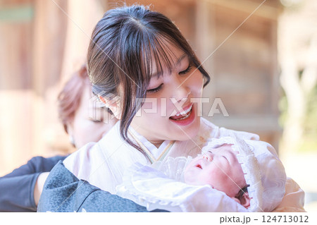 我が子を見つめる母親 お宮参り 我が子を見つめる母親 お宮参り 124713012