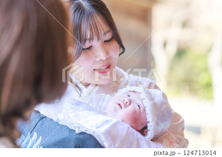 我が子を見つめる母親 お宮参り 我が子を見つめる母親 お宮参り 124713014
