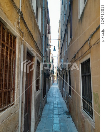 イタリア　ヴェネツィア　路地 124713015