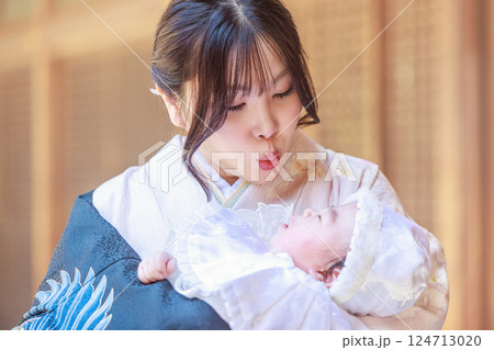 我が子を見つめる母親　お宮参り 124713020