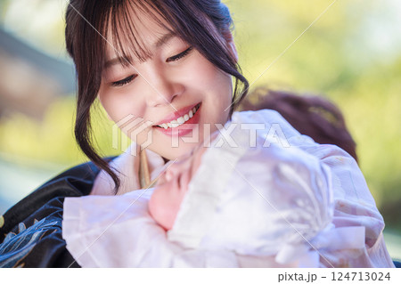 我が子を見つめる母親　お宮参り 124713024