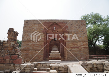 インド　世界遺産デリーのクトゥブ・ミナールとその建造物群 124714371