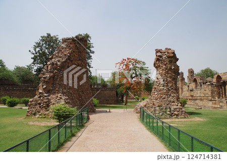 インド　世界遺産デリーのクトゥブ・ミナールとその建造物群 124714381