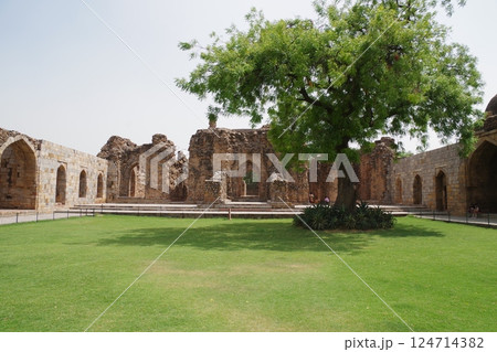 インド　世界遺産デリーのクトゥブ・ミナールとその建造物群 124714382
