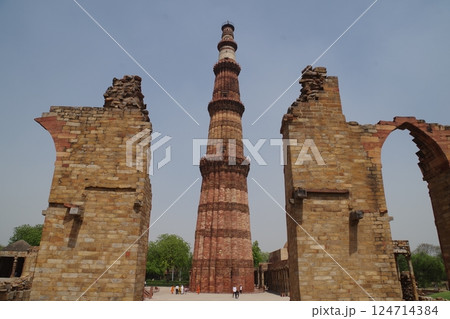 インド　世界遺産デリーのクトゥブ・ミナールとその建造物群 124714384