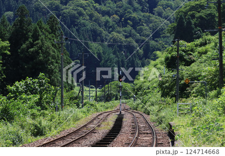 高山本線　杉原駅の線路と風景 124714668