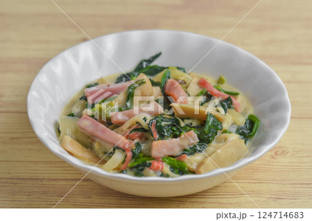 ホウレン草とベーコンのクリーム煮 124714683