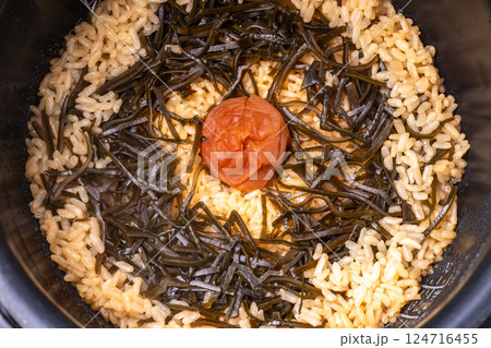 梅干しと塩昆布の炊き込みご飯 梅干しと塩昆布の炊き込みご飯 124716455