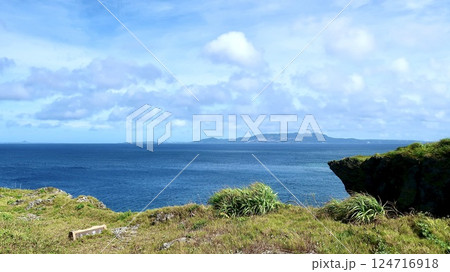 沖縄県国頭郡恩納村の万座毛から見える海の風景 沖縄県国頭郡恩納村の万座毛から見える海の風景 124716918
