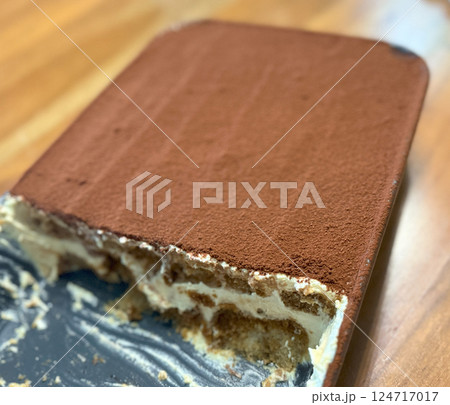tiramisu cake on plate, dessert 124717017