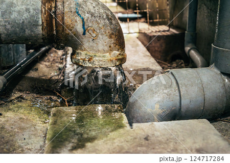 凍りついた排水管 124717284