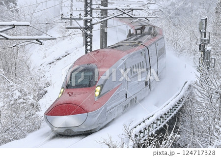 雪景色の秋田新幹線 雪景色の秋田新幹線 124717328