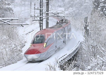雪景色の秋田新幹線 124717329