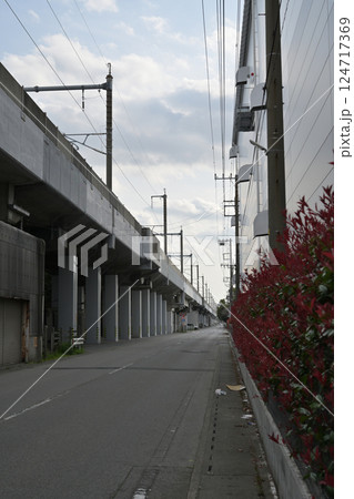 新幹線高架に沿った生活道路 新幹線高架に沿った生活道路 124717369