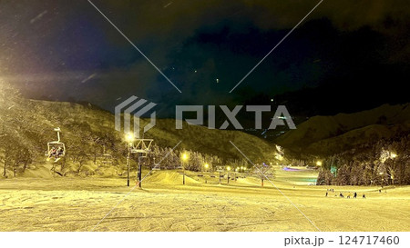新潟県湯沢町神立スノーリゾートのスキー場のナイターの風景 124717460