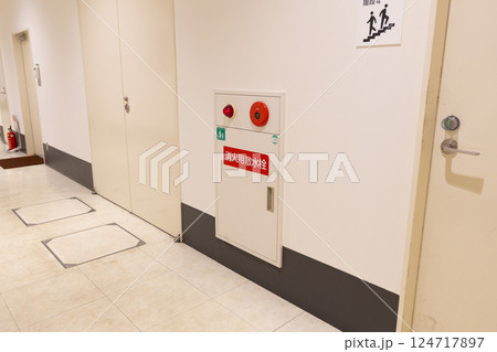 公共施設の廊下にある消火用散水栓 124717897