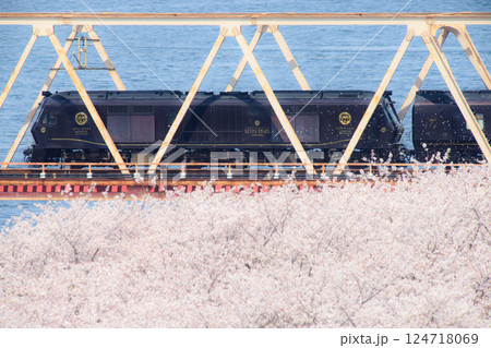 桜咲く大野川を渡るクルーズトレイン「ななつ星」（JR九州） 124718069