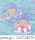 水で遊ぶこどもたち 124718070